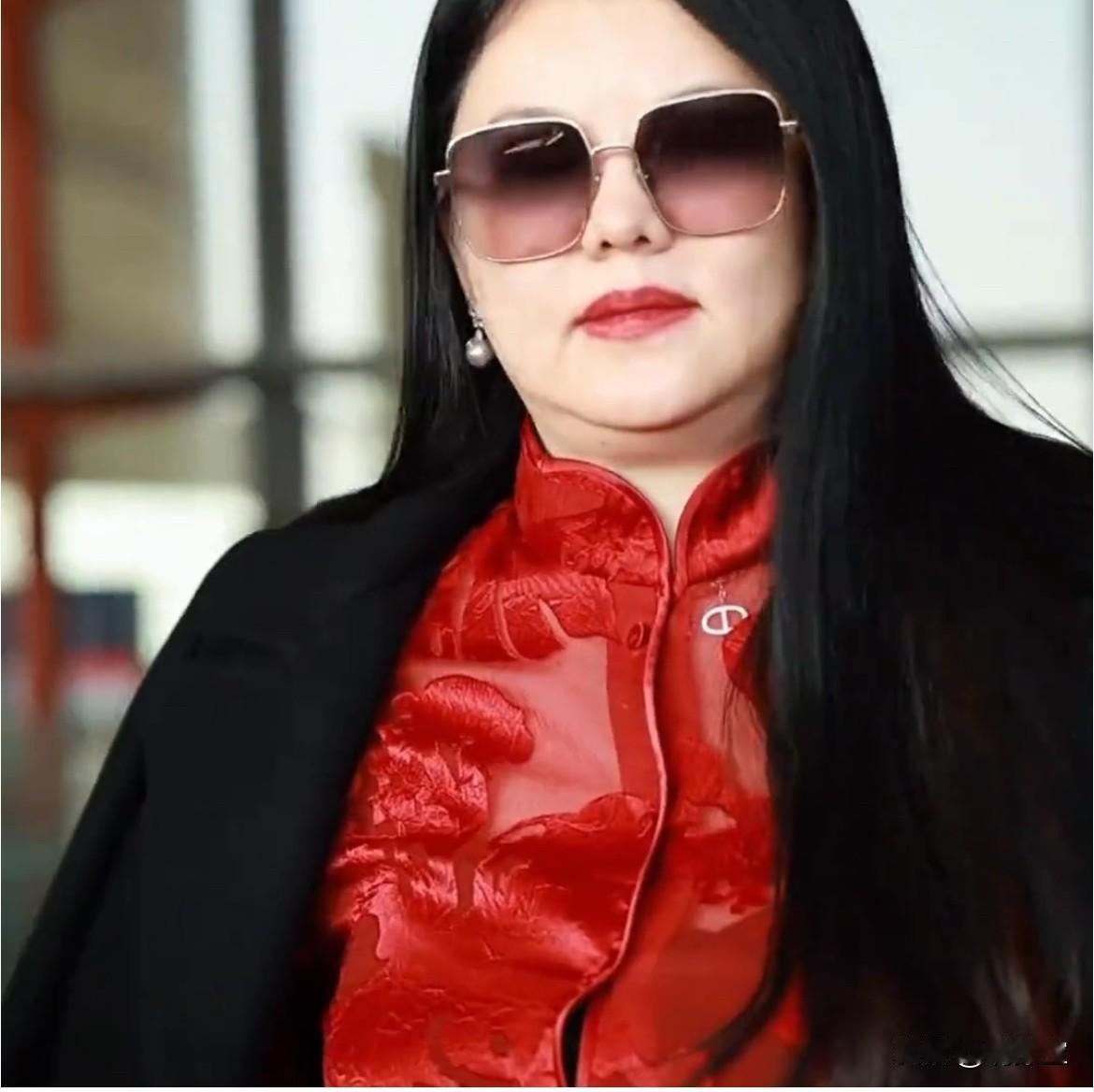 李湘感觉都有160斤了看起来好吓人现在这是名副其实的胖子了和王岳伦同框比