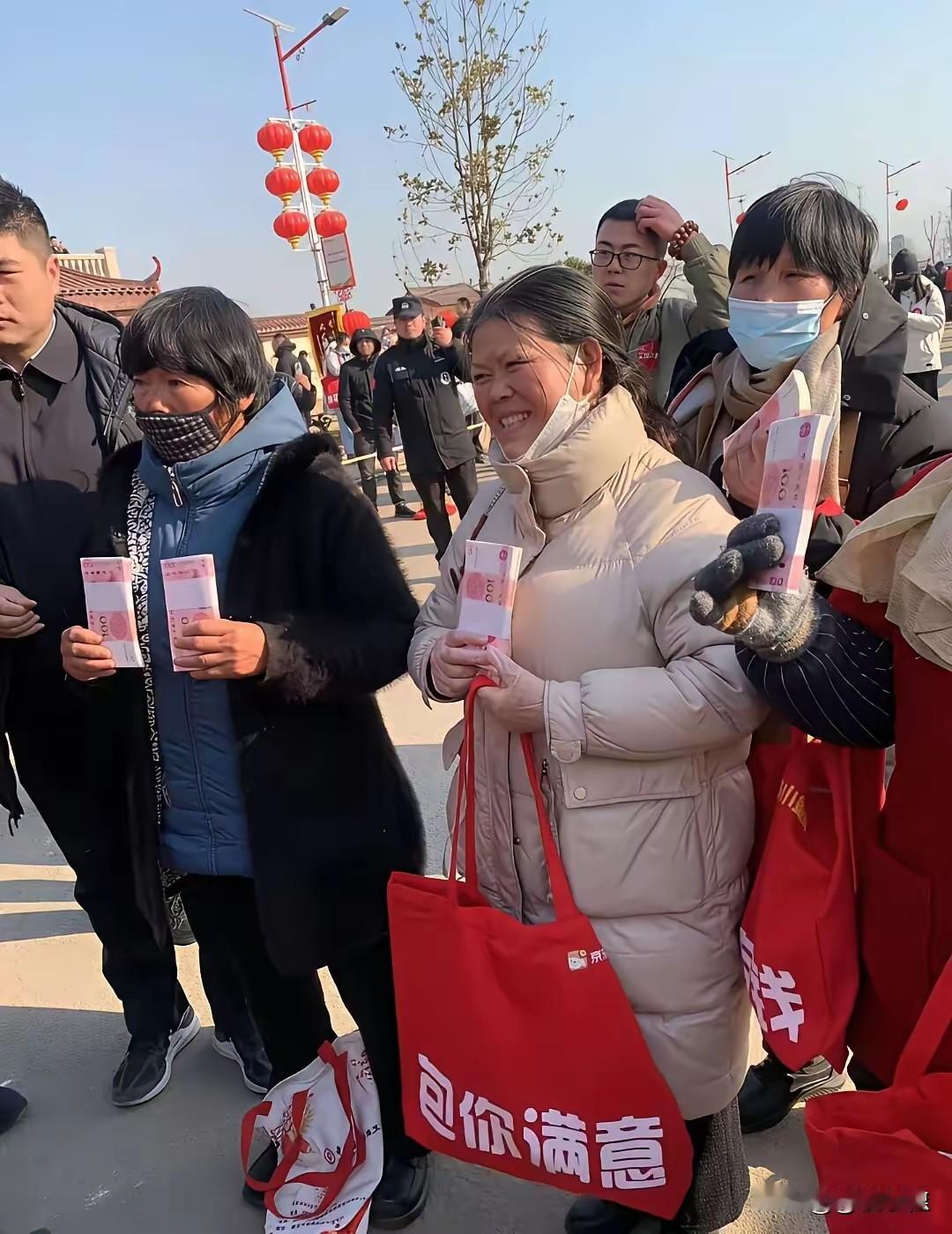 光明村，60岁老人有福了。没想到自己每年，刘强东发放1万元，可以过个肥年把周围