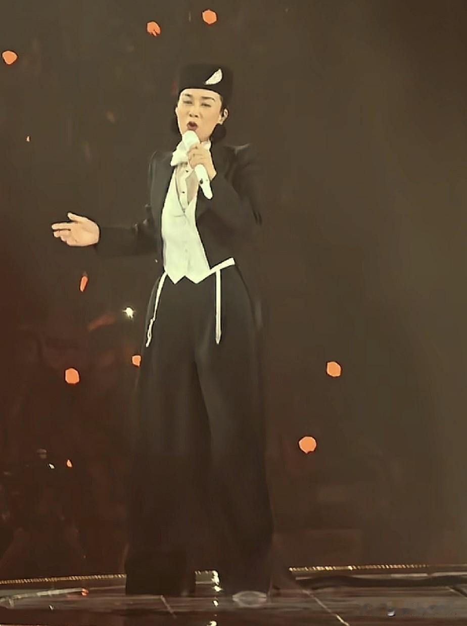 北京这一夜，那英让华语乐坛明白，什么才是真正的顶流歌手。现场被拍到去了20多