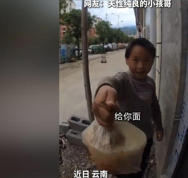 “火到央视了！”近日，云南一男子骑行途中车坏了，在废弃的空地里休息，路过的小男孩