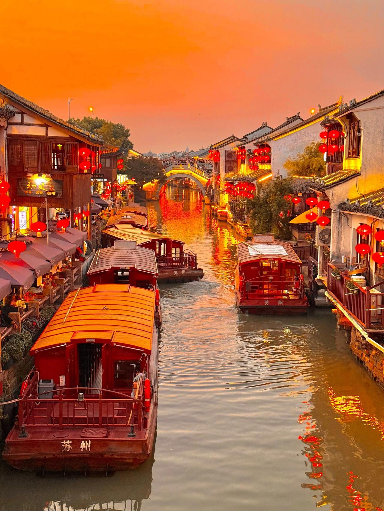 1月13日下午1点半左右，苏州市忽然传出一声不明巨响，导致门窗，家具等震动，声音