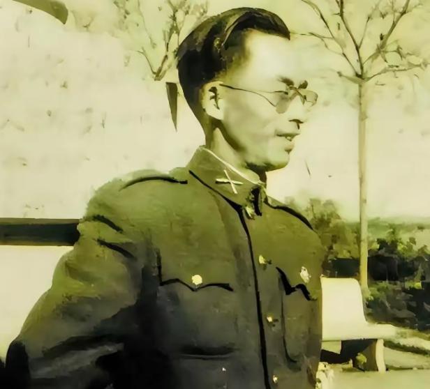 1949年4月，被俘的国民党副师长竟笑了。冲我军团长喊：“老同学，别押我，我是中