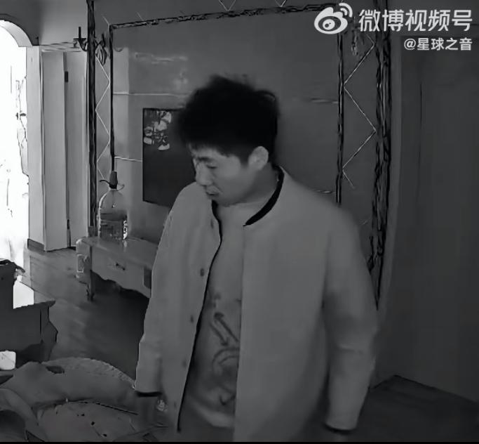 四川峨眉山一网友自曝，家里白天进贼，现金和贵重物品被洗劫一空。家里的监控清晰显示
