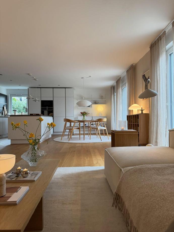 家居设计｜日式北欧极简主义以燕麦色与奶油白交织为基底，点缀深色木质与黑色壁灯。