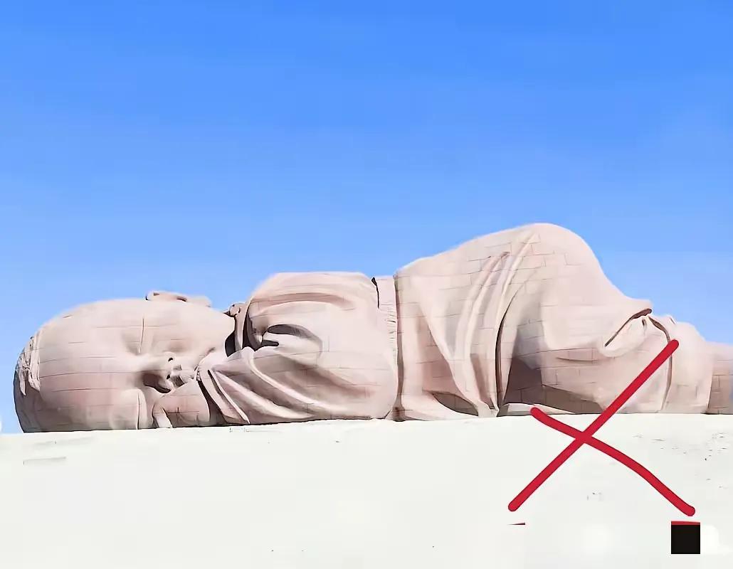 西安街头那尊让人“看得发毛”的“空洞娃娃”雕塑，终于被吊车拉走了！消息一传开，附