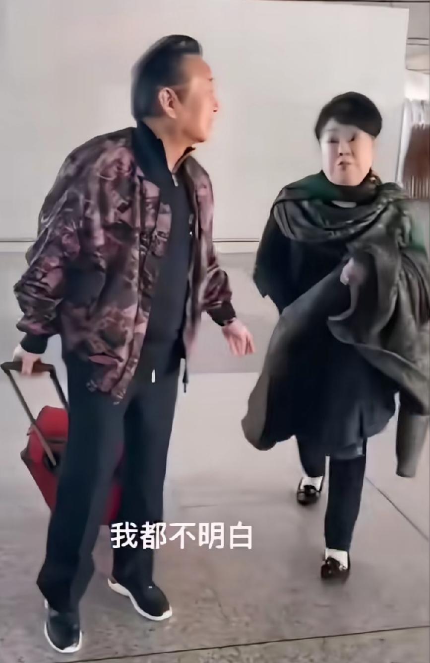 歌唱家蒋大为夫妻在机场被路人拍摄引发争议，蒋夫人指责拍摄她的网友：“不去做点正事