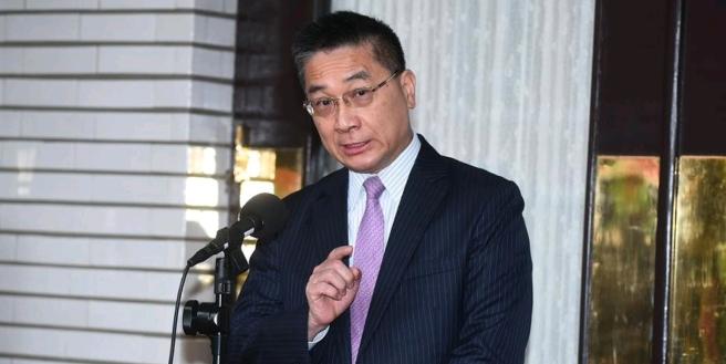 民进党当局真是自不量力！4月10日，在郑丽文到达北京与我们举行会晤之际，民进党秘