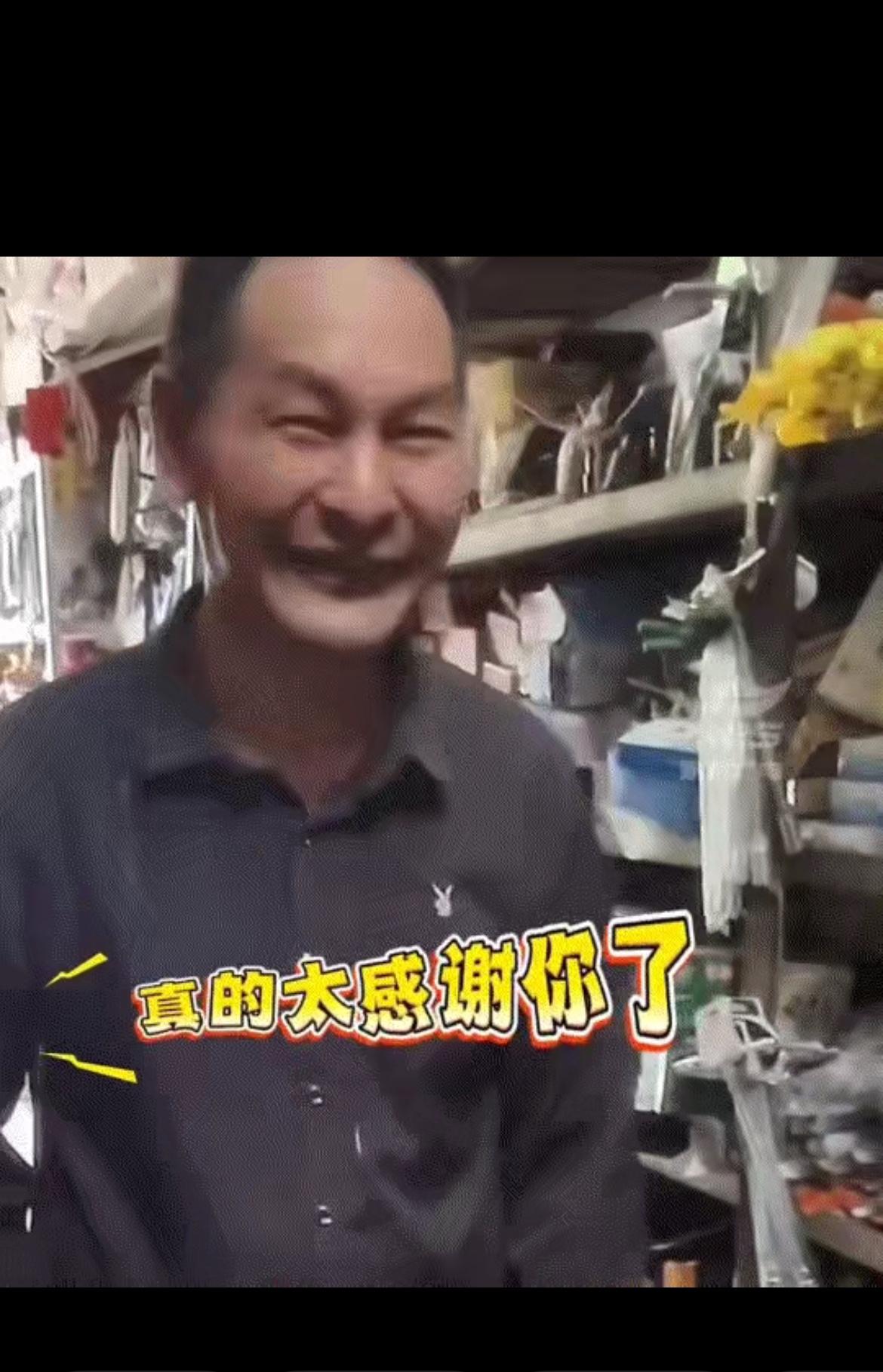 江苏，男子去五金店买东西，结账时被老板娘盯着看！男子有点慌，以为对方有什么想法，