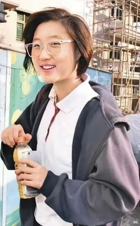 发现没，小龙女吴卓林变了！一个崭新的吴卓林，重回香港，扔掉了奇装异服，改掉了