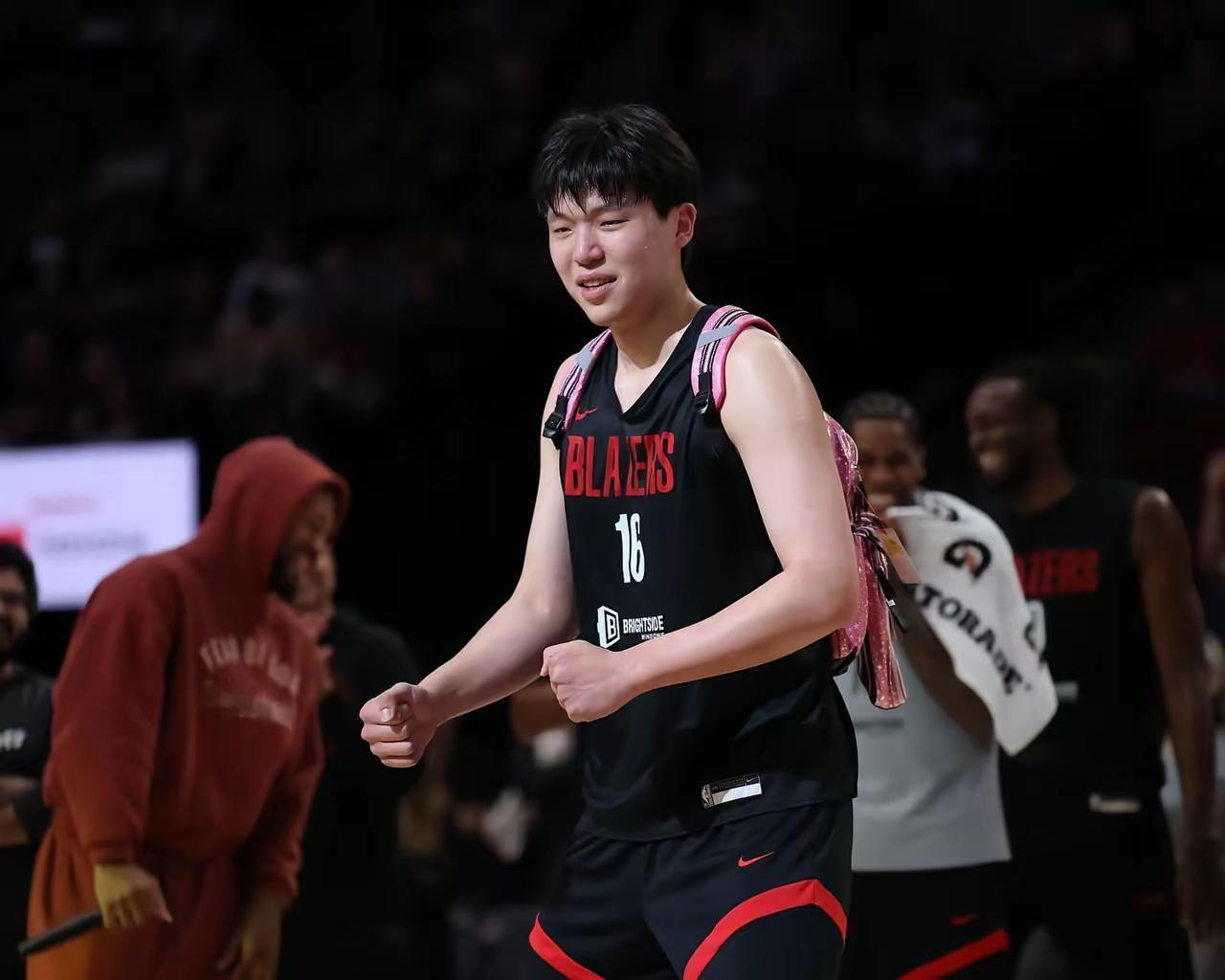 为什么杨汉森能够在开拓者队打的风生水起，而曾凡博却在篮网队不受教练队员的待见？
