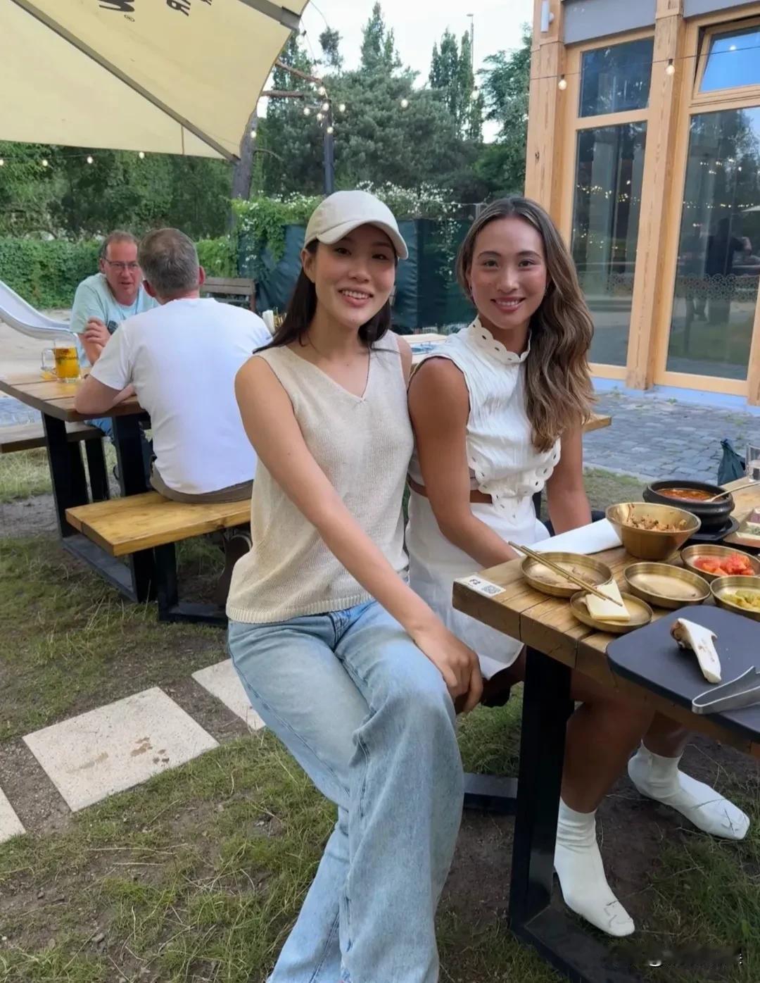 郑钦文退赛后，第一件事就是美美的打扮自己，然后吃一顿自己喜欢的美食。这有点像我们