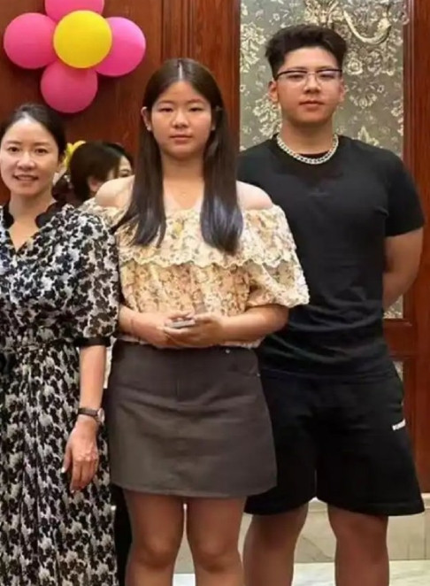 郭涛一家四口参观牛津大学，妻子穿瑜伽裤好美，儿女都是大高个像郭涛，女儿身高都18