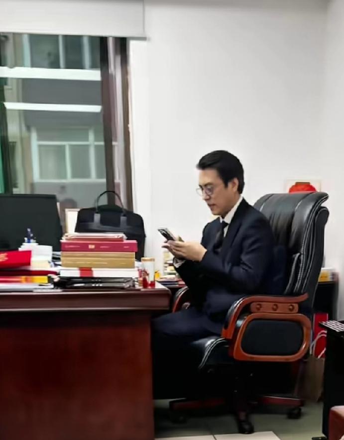 靳团长的办公室很“体制”，既简约又古典。标志性的茶杯、帅气的发型和潇洒的签名！