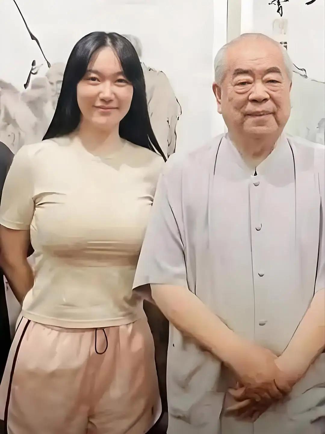 37岁的范曾夫人一看就很好生养的样子，给87岁的范曾生了儿子。好奇范曾有没有做亲