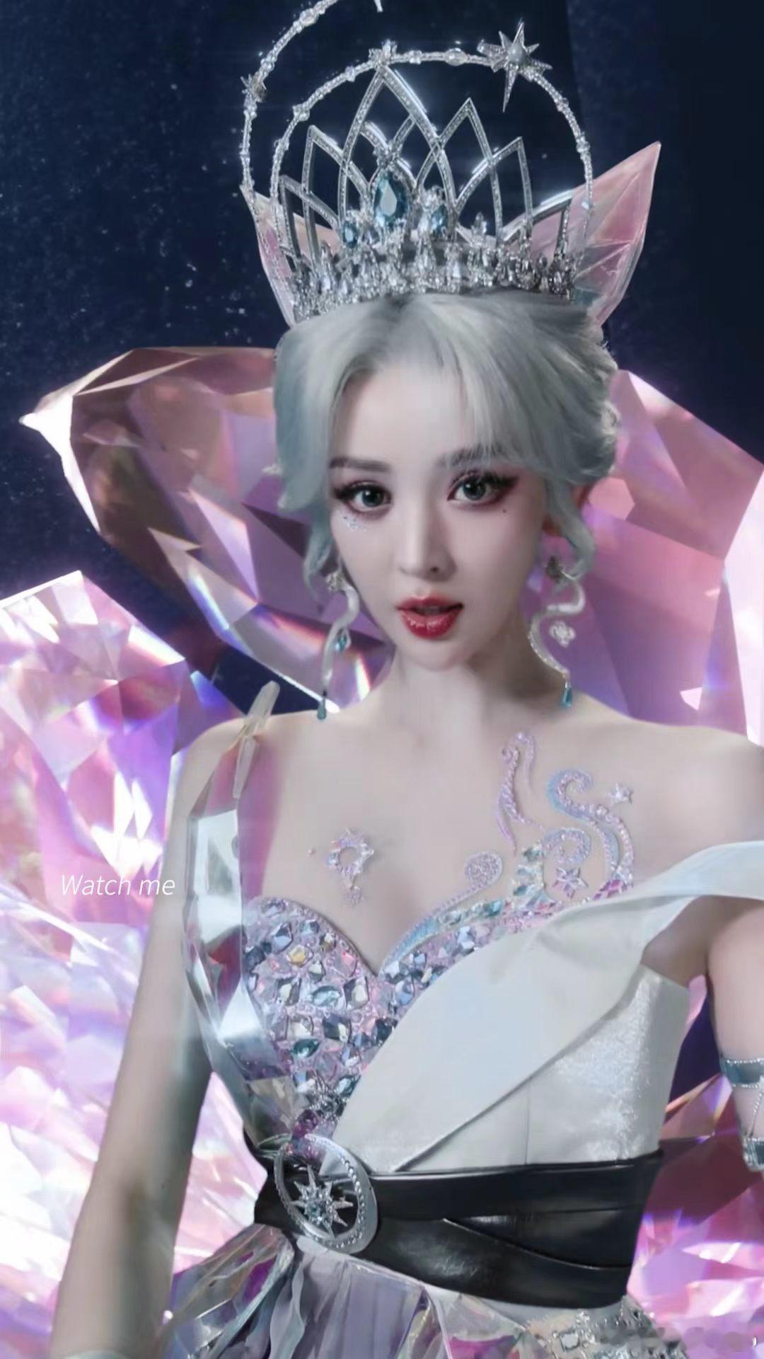 娜扎银发COS和平幻音九尾娜扎这个造型真的惊艳到我了！银白色头发配上水晶九尾，