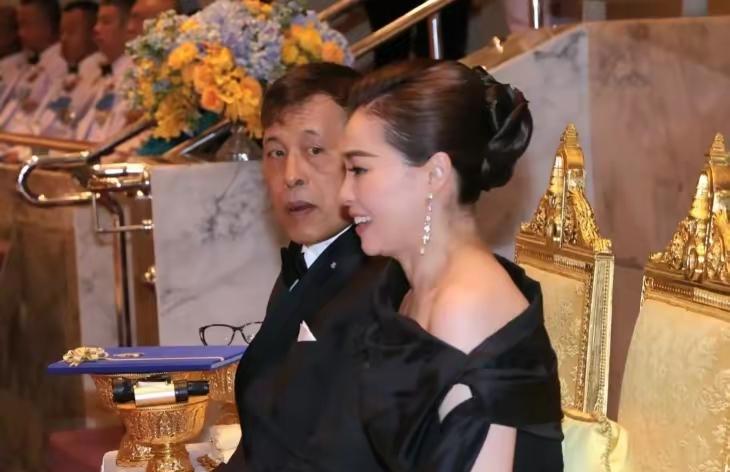 泰王玛哈携苏提达亮相音乐会。尚处帕公主守灵期，苏提达一身黑白单肩礼服难掩风韵，钻