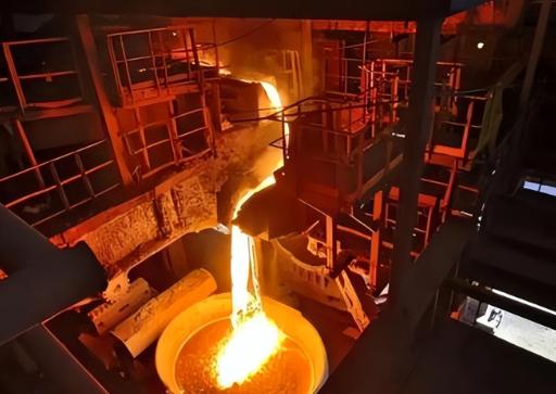 2022年，一名25岁的瑞士电工失足掉进了一个720°C的熔炉，熔化的金属瞬间没