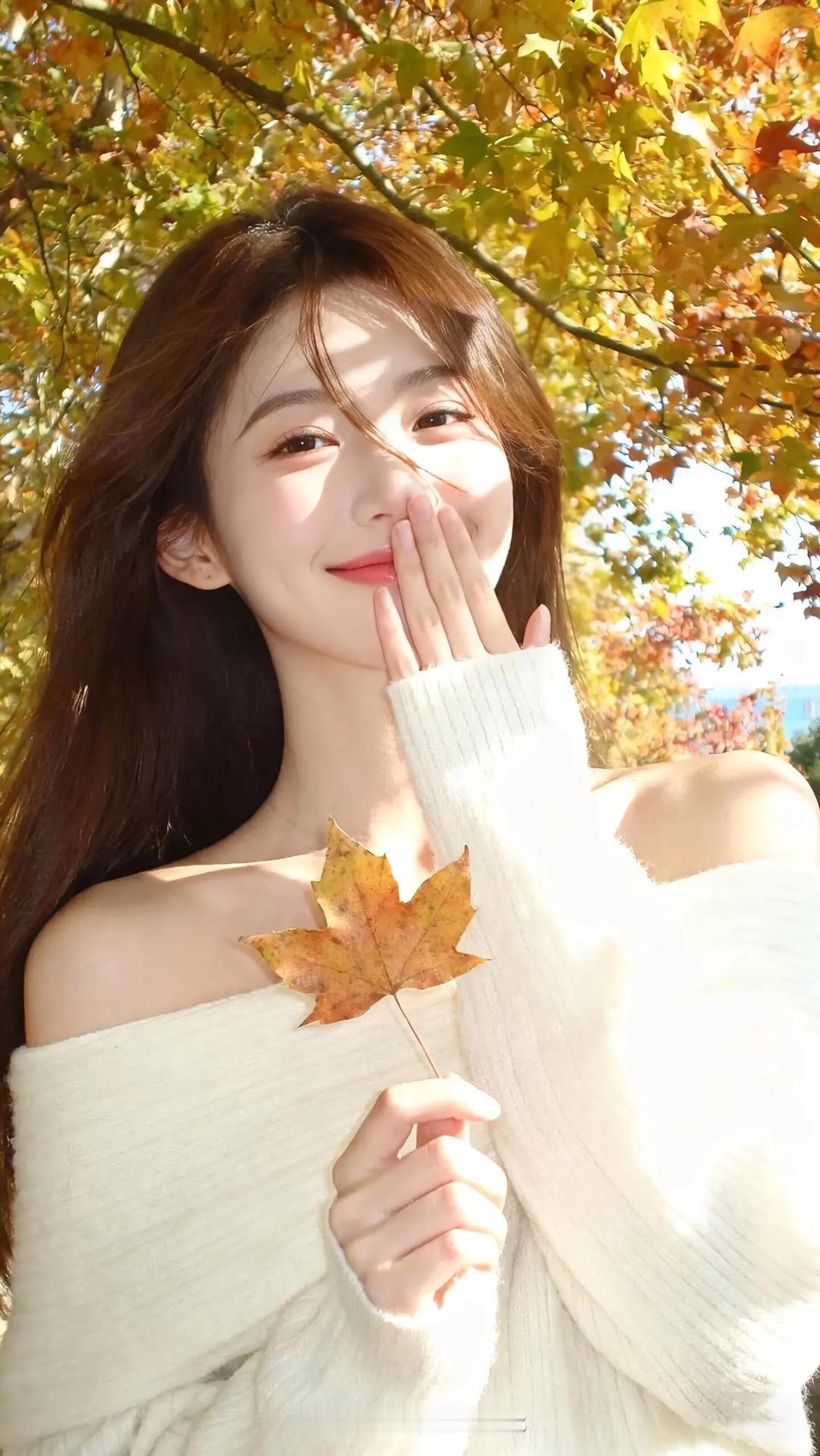 秋叶落，美人笑，心如秋水静。你见过最漂亮的女孩长什么样网络美少女穿搭分享
