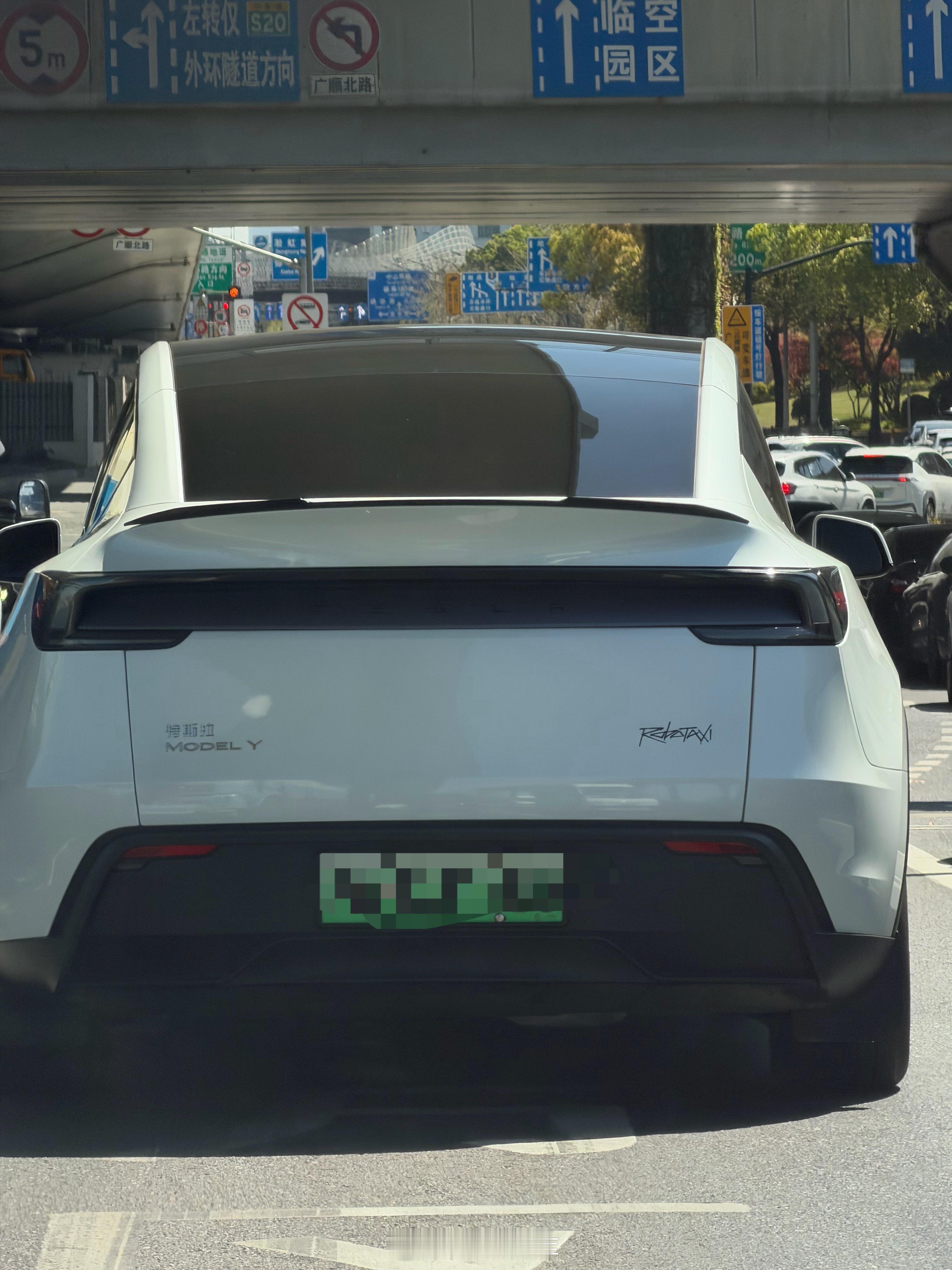 上班看到一辆特斯拉ModelY，这是Robotaxi的业务开到上海来了？4