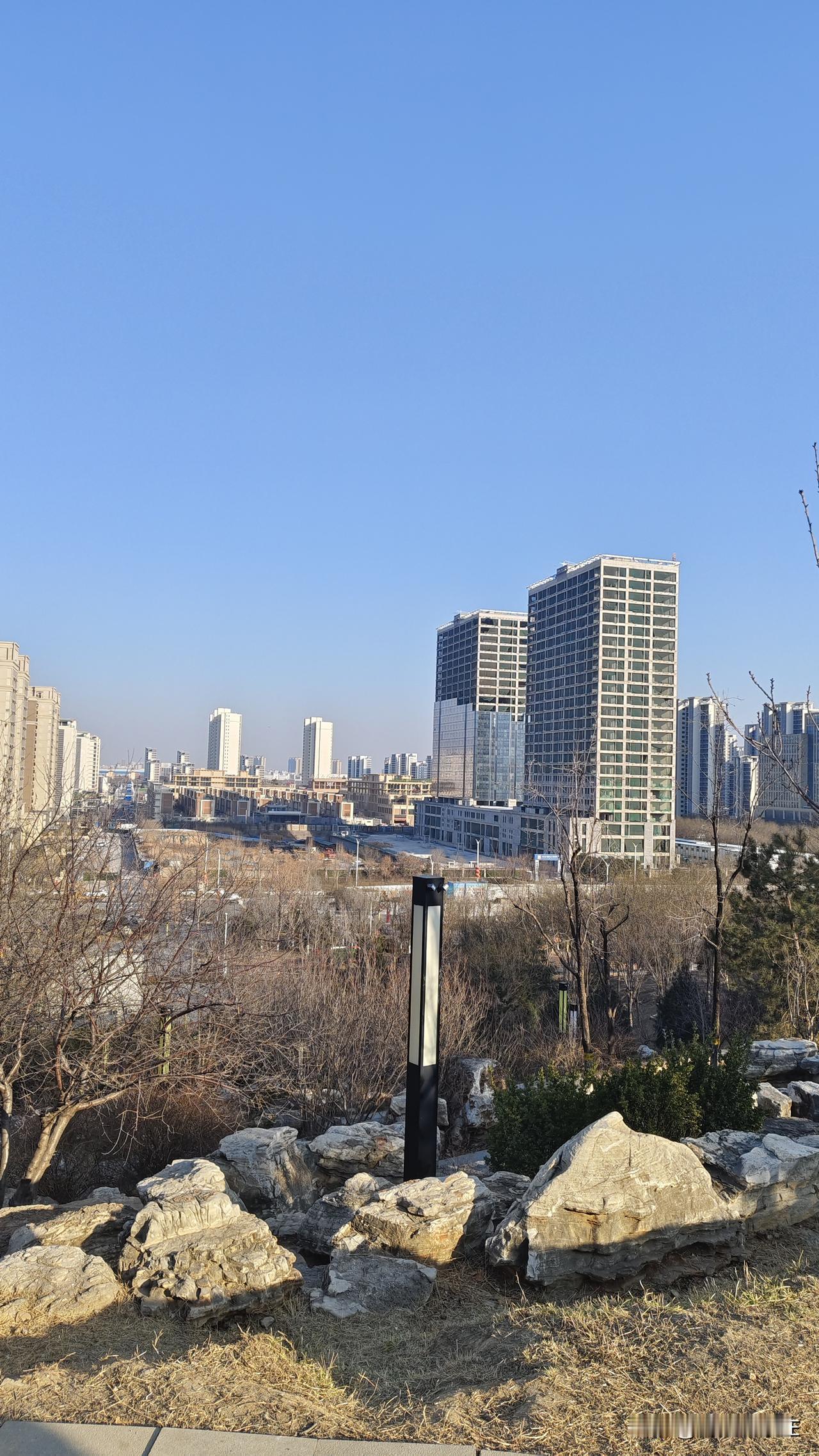 石家庄开发区配套真好！有公园，有医院，有商场！而且马路大部分是双向八车道，特