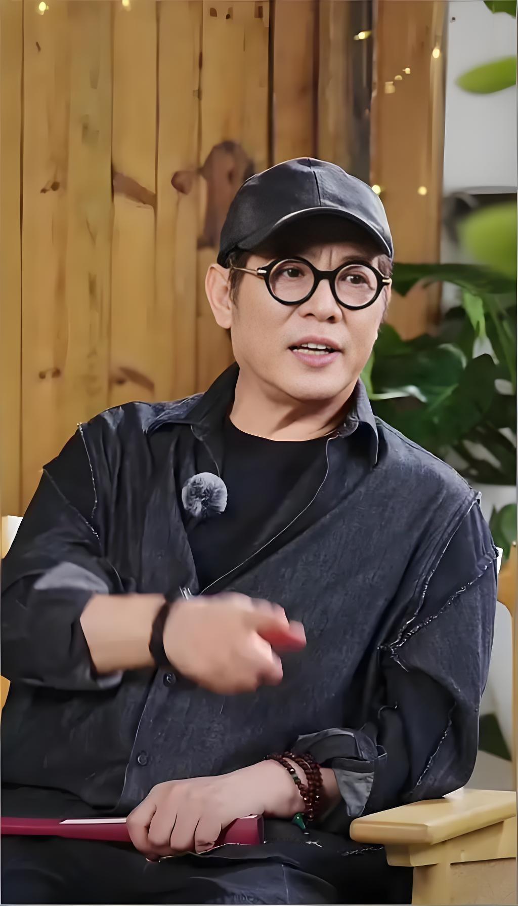 李连杰：当下即人生战场李连杰，武影传奇。当下，他或许褪去银幕上的锋芒，却以更