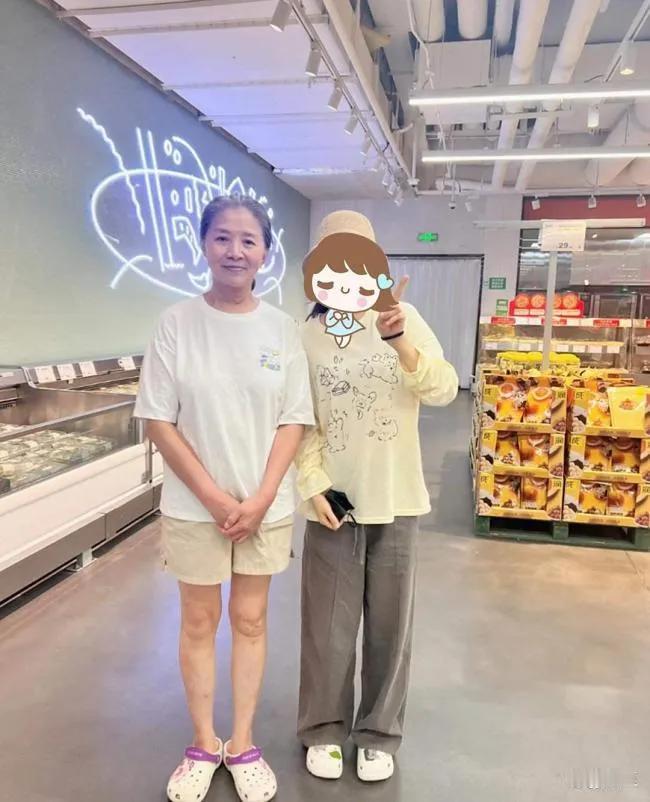 超市偶遇“大脚娘”，迟蓬白发朴素如邻家阿姨！你以为明星出门都会全副武装？没想到《