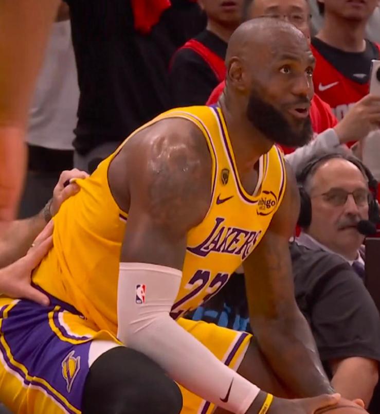 詹姆斯这个表现湖人得赶紧给大合同了吧？谁还说他只配一份底薪？詹姆斯在东里缺阵