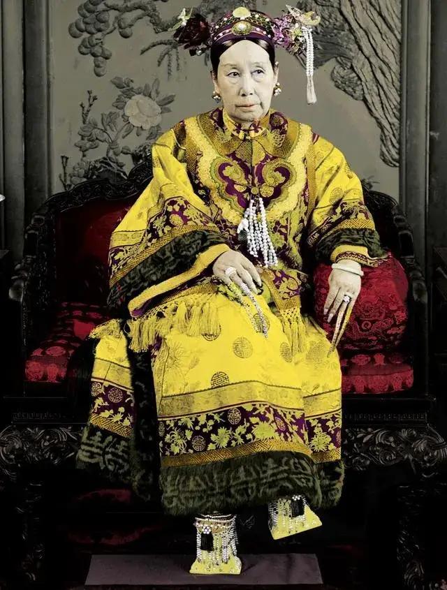 有一次，慈禧太后如厕后，擦屁股时发现纸有些凉，她狠狠地掌掴宫女：“一口水都含不好