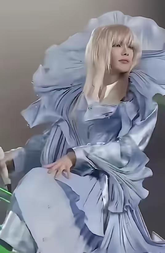 华晨宇该不该封杀？这个手势如果一个人经常做，我觉得还有可能是个人耍帅习惯，但是好