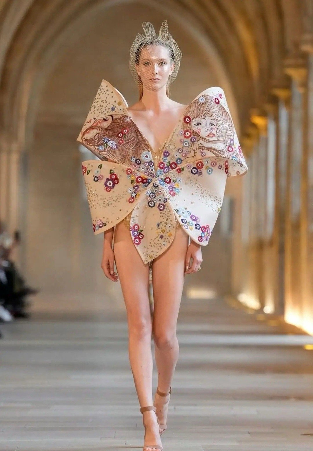 理解陈都灵为什么不拍背面，这个高定从前面看是好看，但从背后看未必，不就是泳衣外套