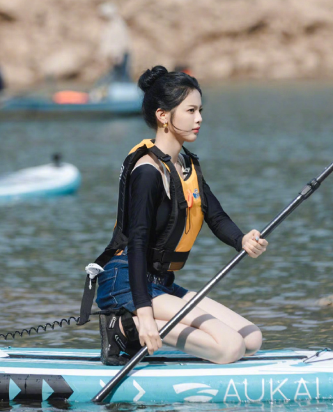 杨超越这腿部折叠度，逆天了