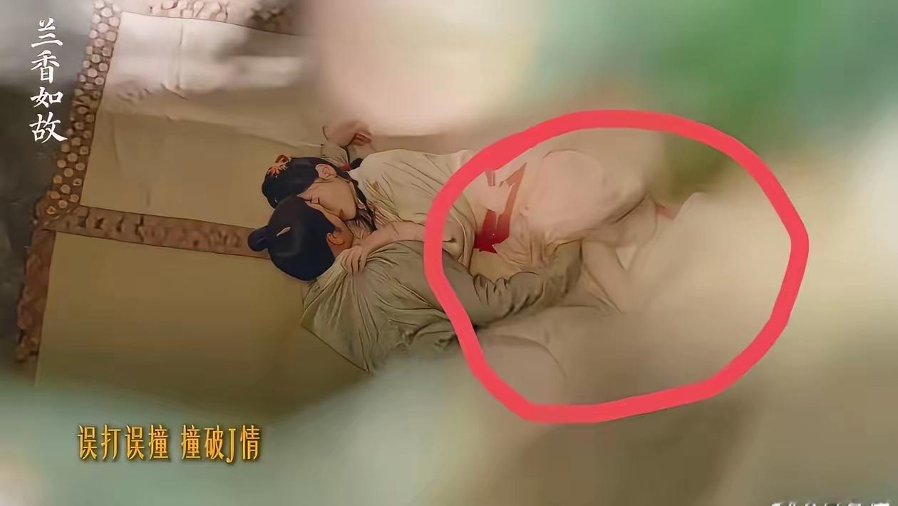 啊？！都掀裤子摸腿了，之前看着以为就是合衣而卧，我单纯了[打脸]现在的剧看的