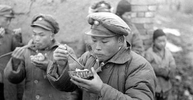 1943年，黄维见军粮发霉还掺着砂石，给军政部长何应钦寄去了一袋。何应钦大怒，派