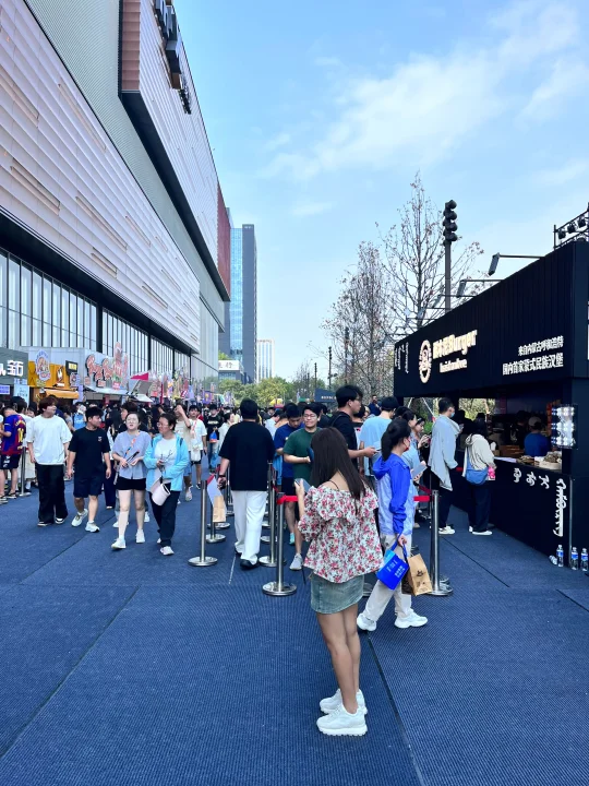 郑州汉堡节9点50实况😱很多店铺排队🈵了