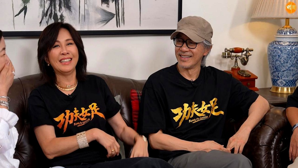 刘嘉玲当面“质问”周星驰：为什么不让我踢球？周星驰咧嘴一笑，手一摊：“你来演，谁还看她们踢球啊？”刘