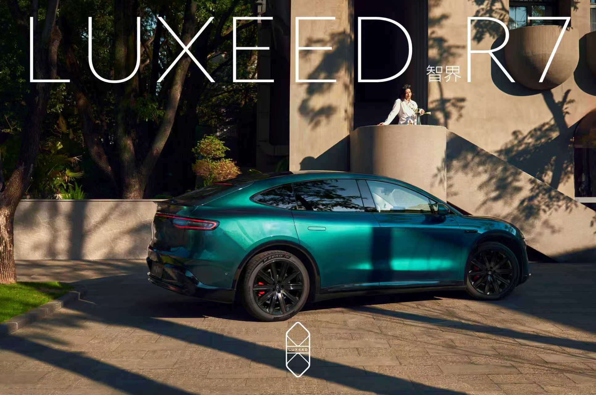 去逛广州车展，意外发现了智界的独立展台，瞬间被吸引住了！而且现在正好是品牌两周年