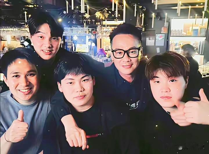 哈哈，澳门球迷带松岛辉空和安宰贤去酒吧了！松岛辉空才17岁，据说酒量很小，