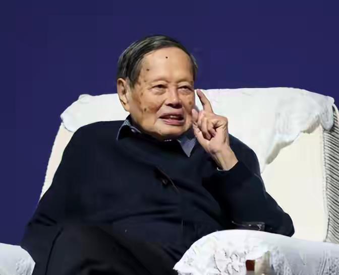 杨振宁自己讲述的“长寿秘诀”里，最大的一个因素是基因。他的原话是：“我们杨家传统