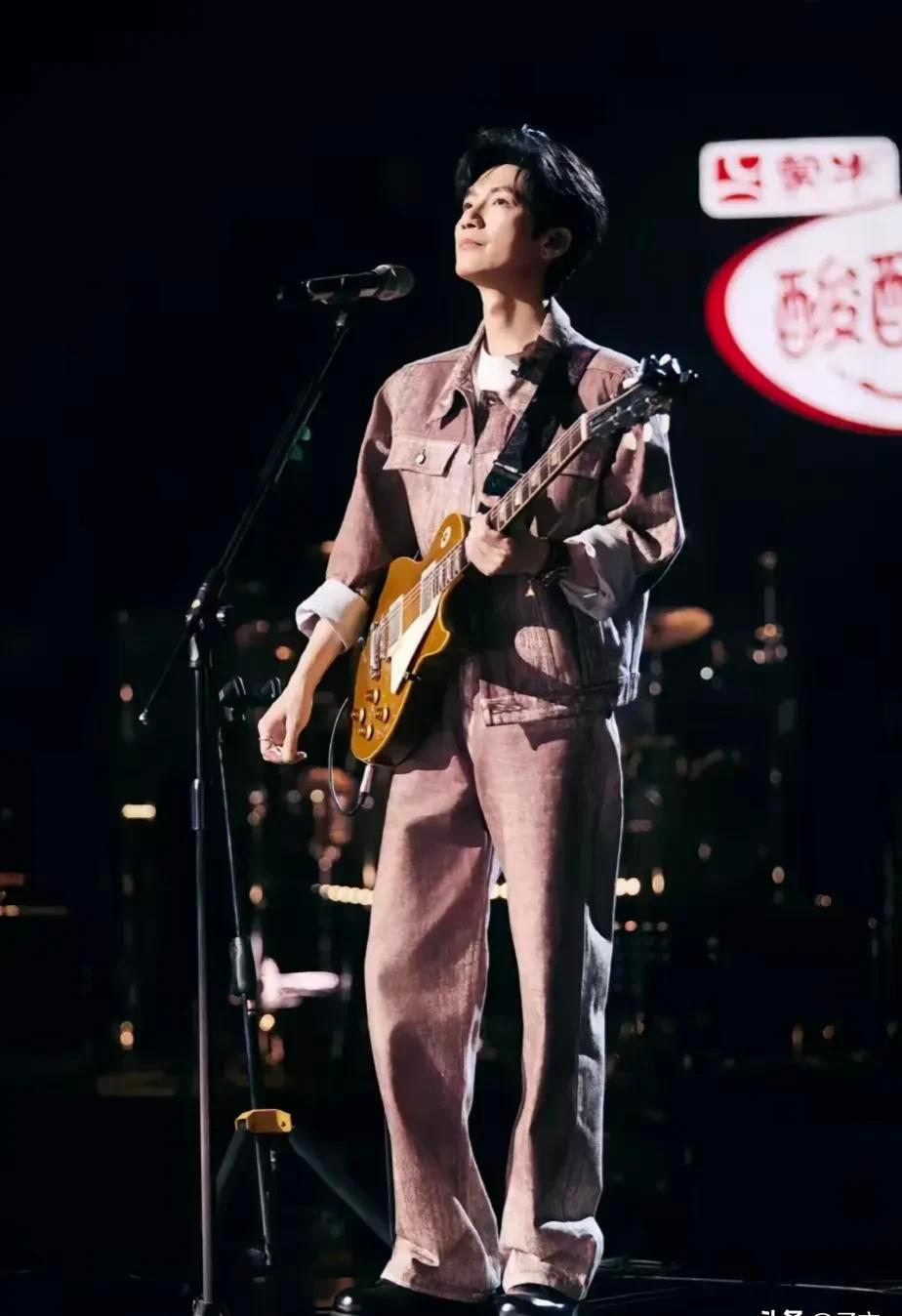 陈楚生没上《披哥5》，节目热度掉了；他一开巡演，粉丝直接把票卖爆了。没人再为“