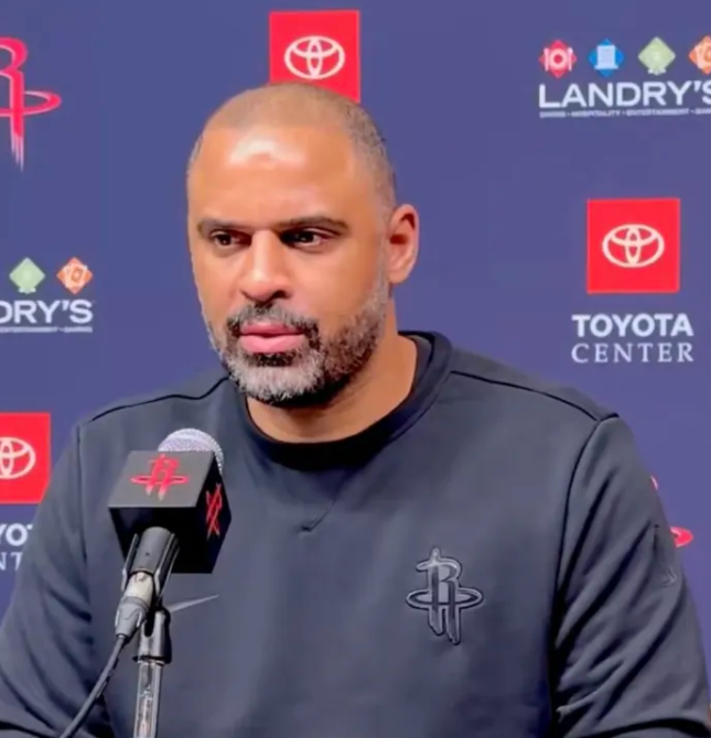 明日NBA常规赛，火箭将对阵雷霆。火箭主帅艾米-乌度卡接受了记者采访，谈到了里