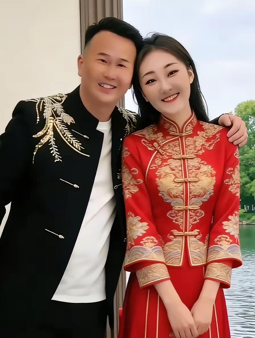 谁说离开朱小伟的陈亚男没人要？人家也是名花有主了！看他们俩穿得这么喜庆并且还保持