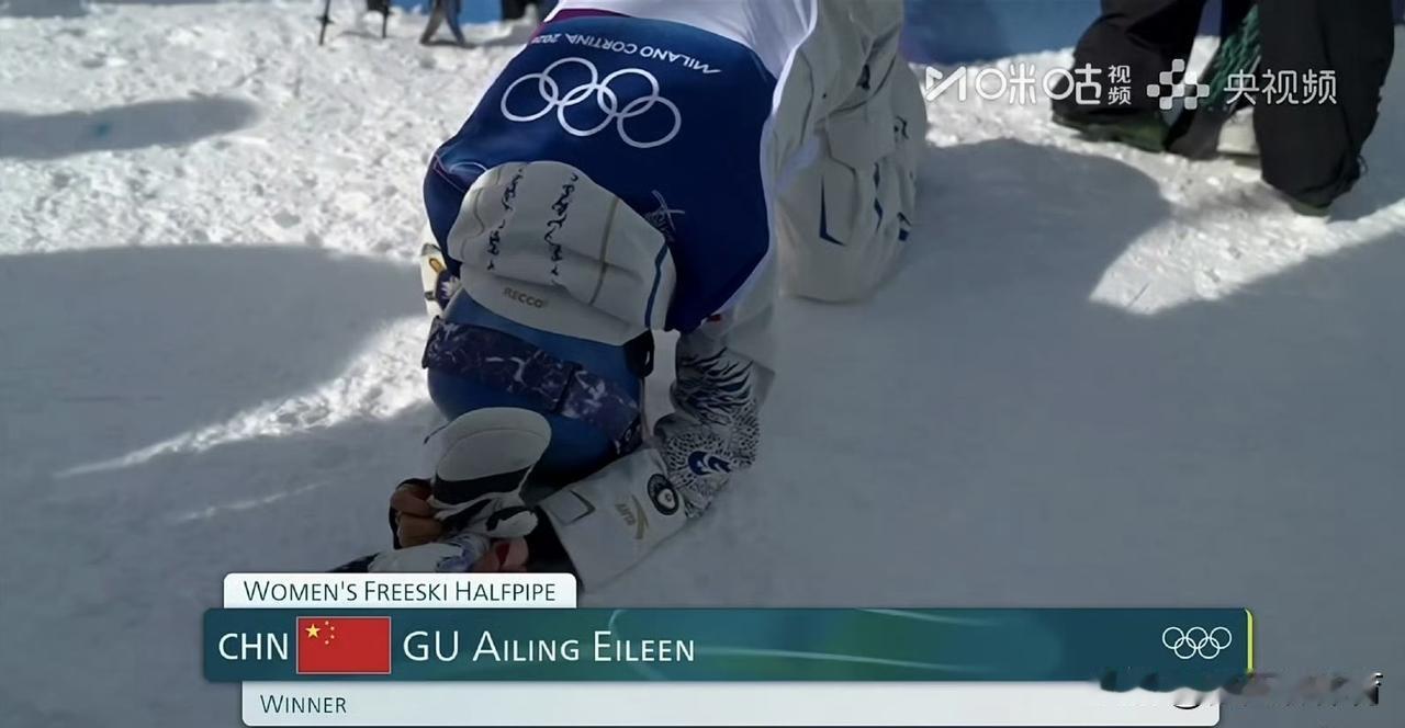 谷爱凌跪地痛哭[哭哭][哭哭]从奥运会第一个项目到第三个项目，她终于拿了一块金牌