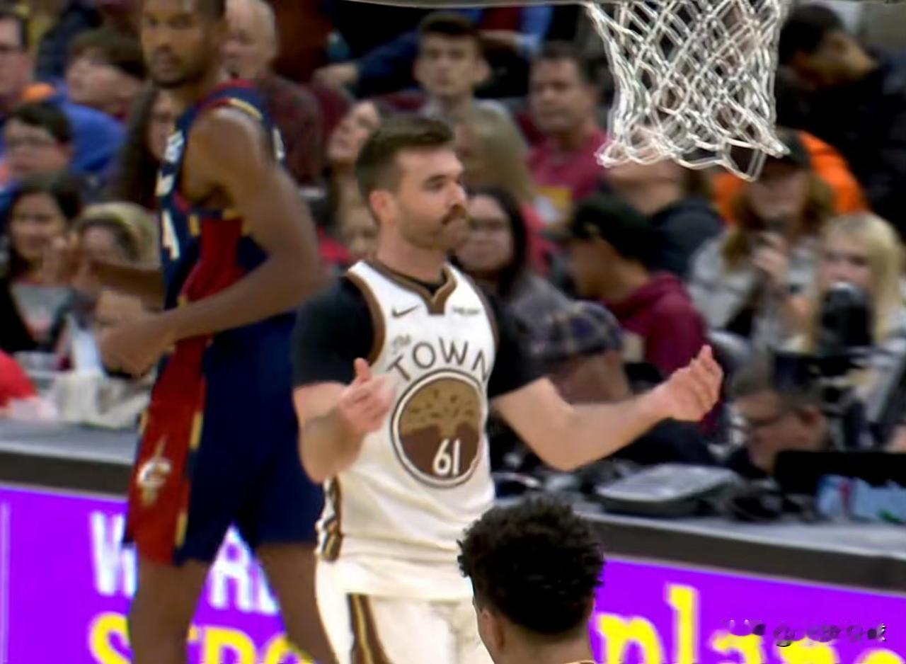 得转正加钱！今天，在多名主力球员因伤缺阵的情况下，科尔将斯宾塞放入首发阵容名