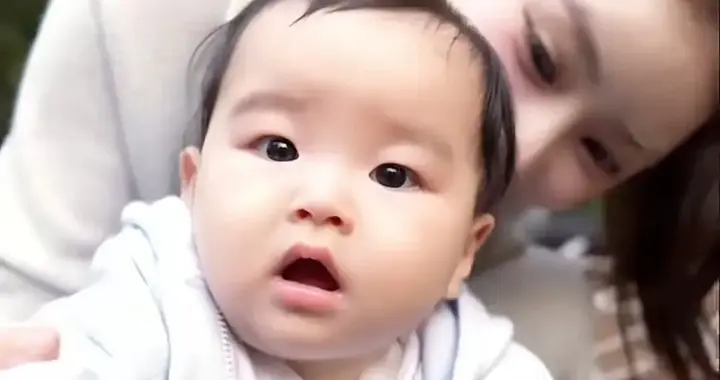 马筱梅带儿子逛公园, 8个月宝宝穿秋装, 玩滑梯坐摇椅太可爱