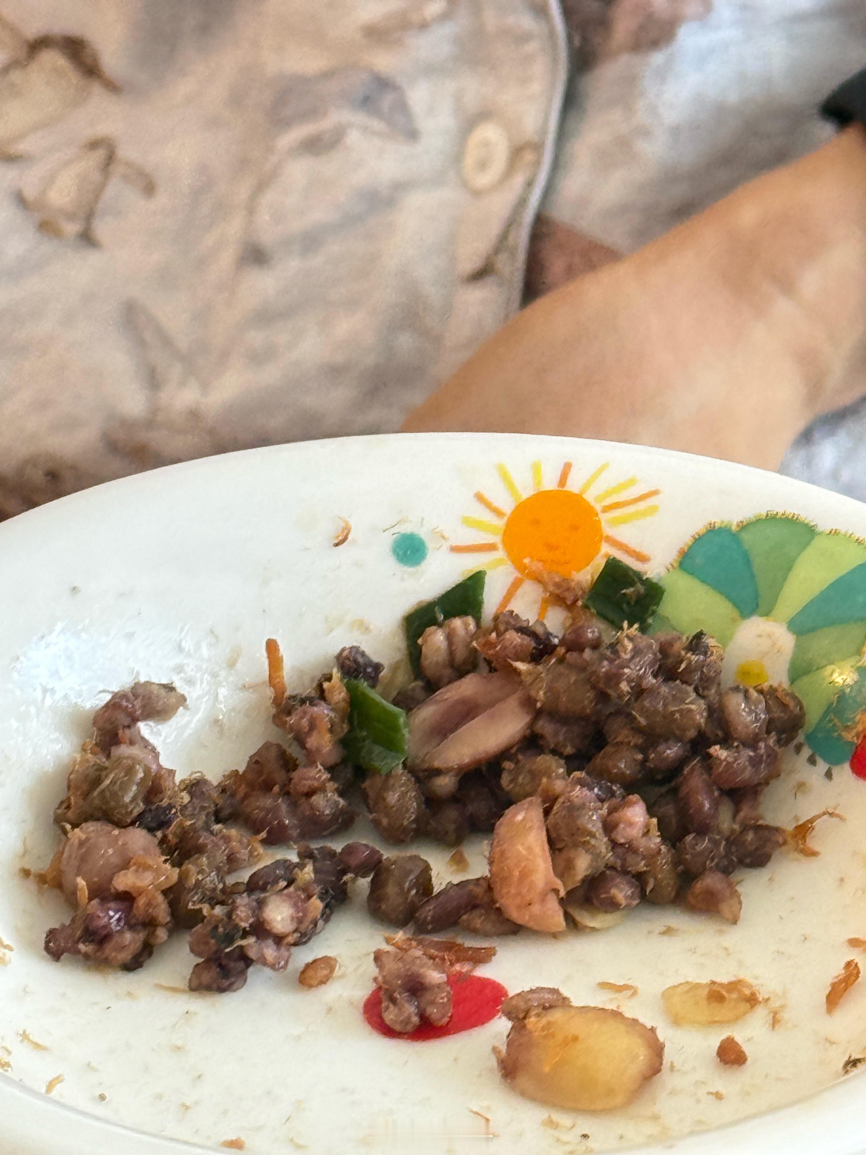 吃饭了桌上一盘豆腐皮，球宝问：豆腐的皮是什么？是豆腐的皮肤吗？是包住豆腐的皮肤吗