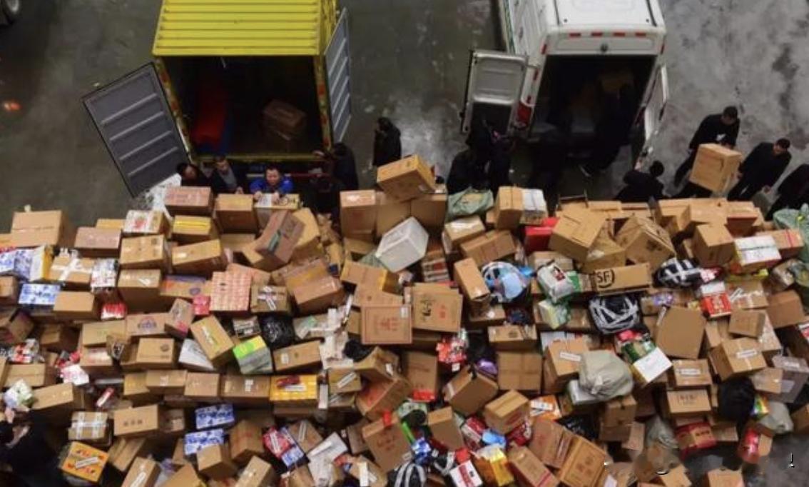 春节前快递爆仓了！这两天佛山快递网点包裹堆到窗台，分拣中心凌晨两点还亮着灯，快