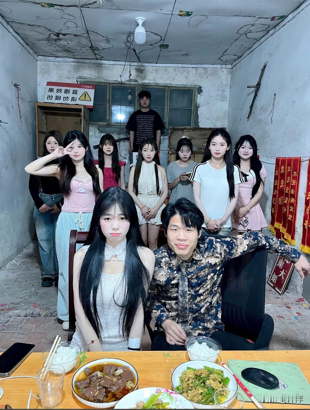 这个网红小哥长的很像打拳的李景亮！