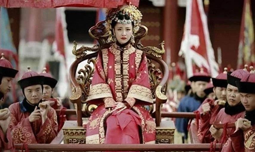 大清最尊贵的公主下嫁那天，京城里有头有脸的人都觉得这事透着蹊跷。新郎官额驸景寿，