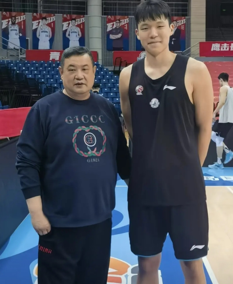 前山东男篮主教练、现任青岛男篮青训总监徐长锁因病去世，享年52岁！10月7日凌