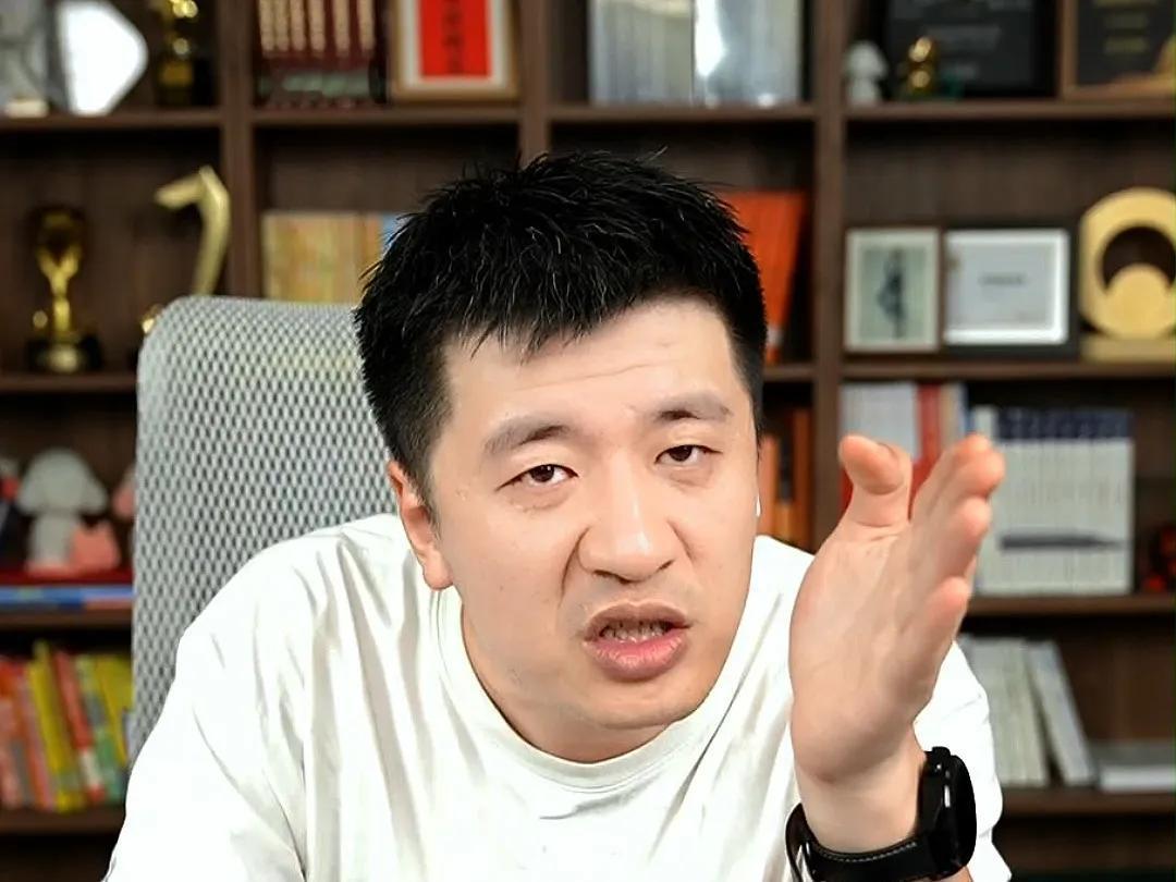 之前张雪峰说，你以为很多公务员招考的时候，他说这个岗位男生招一个、女生招一个，是